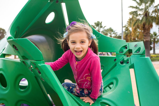秋天，小女孩在户外游乐场玩耍图片下载
