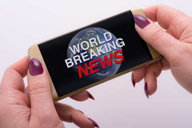 女人用智能手机观看全球突发新闻图片下载