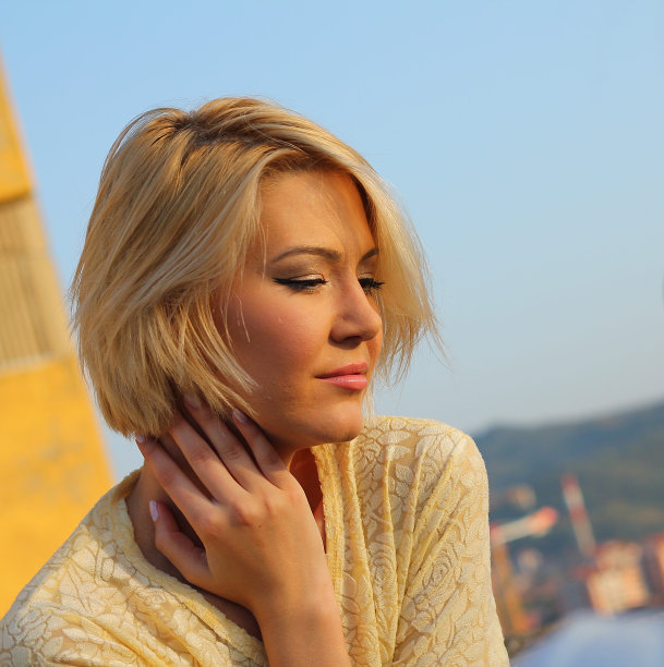 可爱的金发女孩肖像图片下载