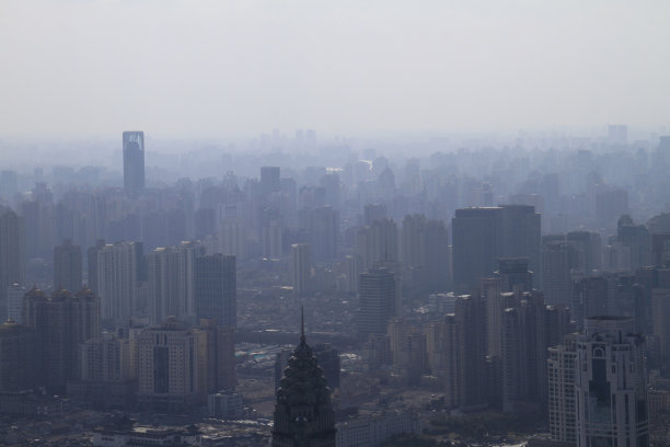 中国上海城市天际线上的雾霾素材图片
