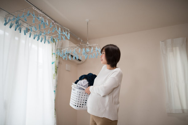孕妇在里面晾衣服图片下载
