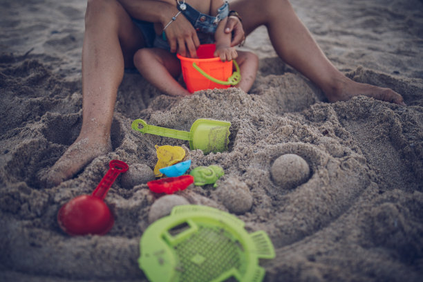 在沙滩上玩耍图片下载