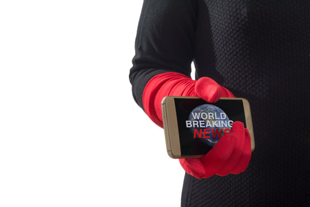 女人用智能手机阅读突发新闻图片下载