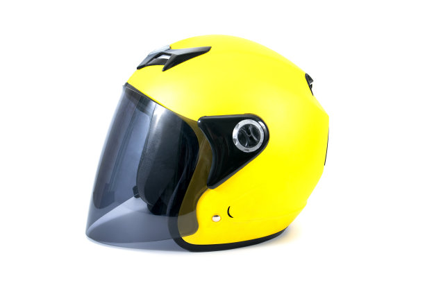 黄色头盔摩托车孤立在白色背景图片下载