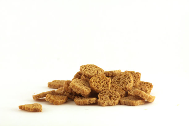 白色背景上的面包丁图片下载