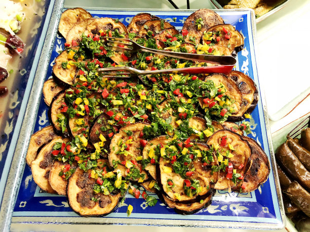 煮熟的茄子和新鲜的蔬菜和香草一起放在盘子里图片下载