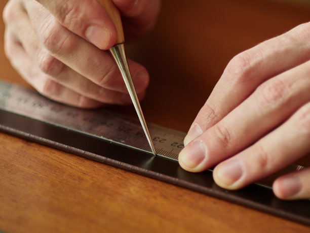 确定皮带上将来有洞的位置。图片下载