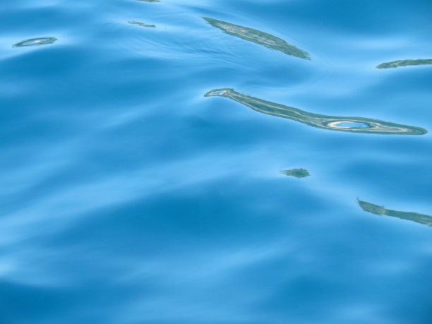 蓝色的水口感。海面上的波浪和眩光图片下载