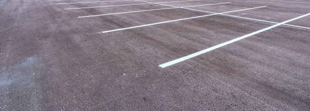 空荡荡的停车场图片下载