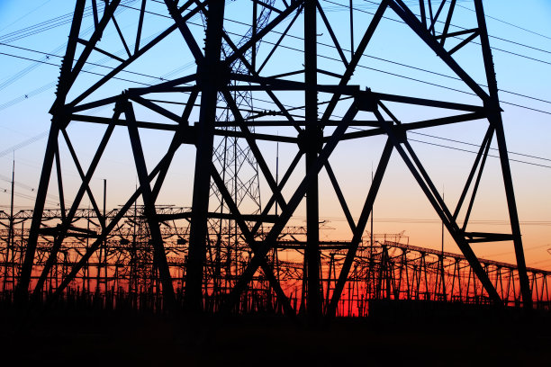 夜间输电塔的剪影素材图片