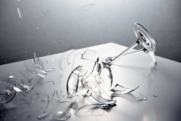 破碎的酒杯单色与复印空间图片下载