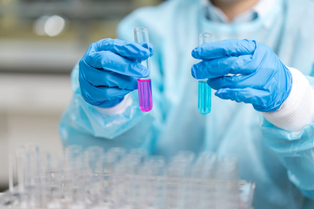 在疾控中心实验室工作的科学家图片下载