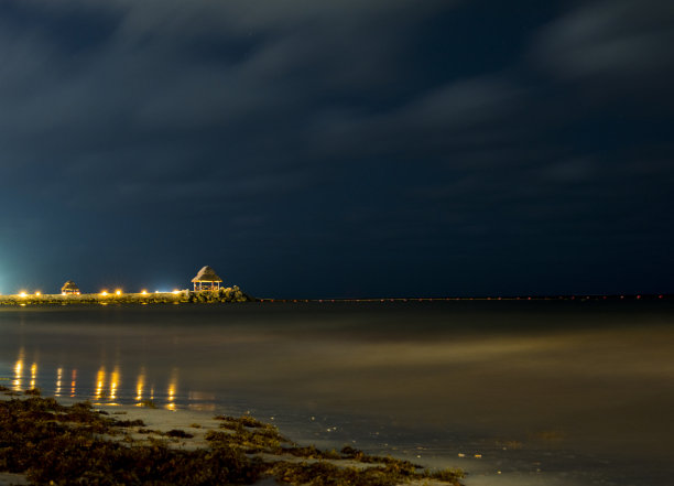 晚上海滩码头小屋图片下载