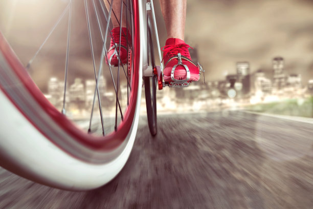 运动中的现代城市自行车图片下载