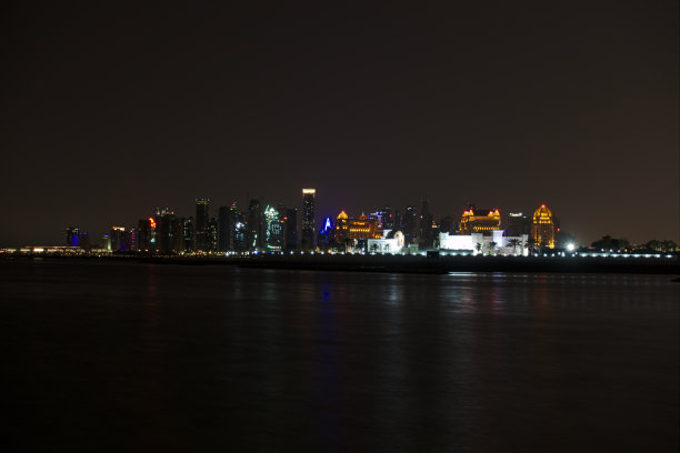 从珍珠岛看西湾夜景天际线，卡塔尔多哈图片下载