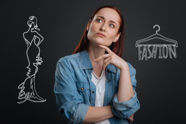 有创意的年轻设计师看起来深思熟虑，而工作在新订单图片下载