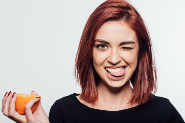 提倡健康生活方式的年轻女性图片下载