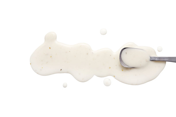 用勺子把沙拉酱洒出来。图片下载