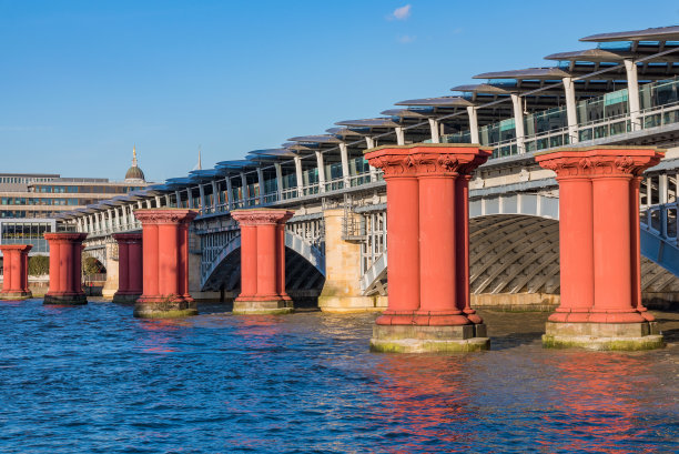 泰晤士河上的柱子图片下载