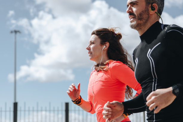 年轻人一起跑步图片下载