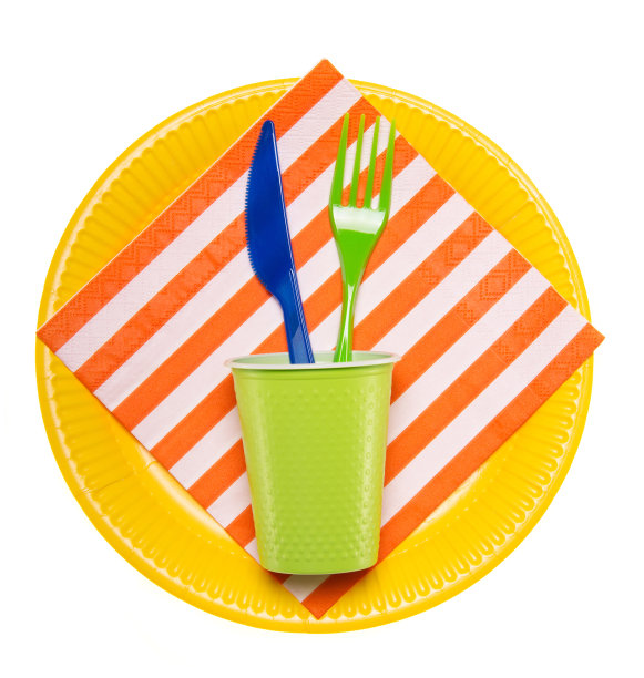 盘子上有条纹的餐巾，塑料杯，刀叉孤立在白色图片下载