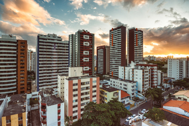 现代萨尔瓦多达巴伊亚的天际线屋顶视图图片下载