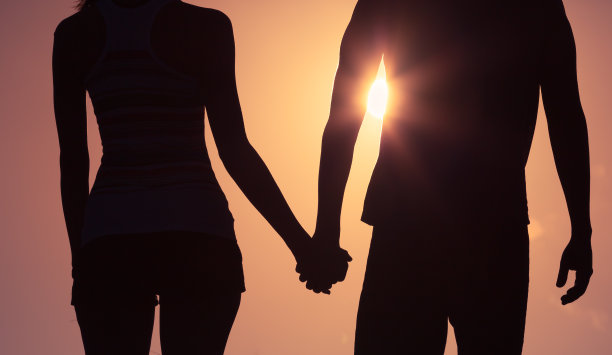 日落时分牵手的情侣图片下载