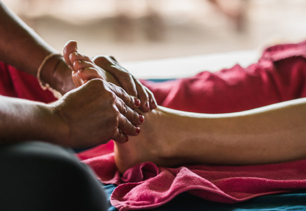 在水疗中心做足底按摩!素材图片