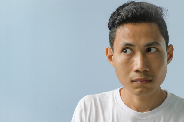 亚洲人表现得犹豫不决。图片下载