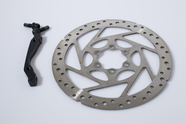 刹车盘和支架在白色背景下组成图片下载