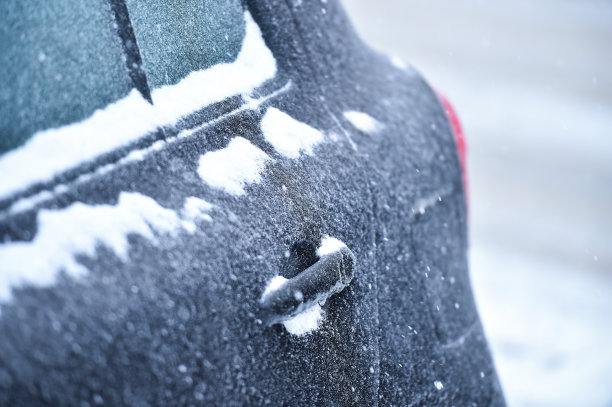 汽车在冻雨期间被冰覆盖的现象图片下载