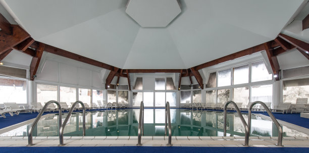 现代酒店中的豪华游泳池图片下载