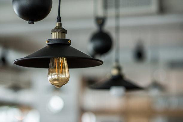 复古风格的吊灯在餐厅或家庭室内图片下载