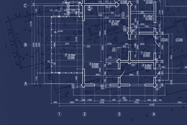 房子蓝图在建筑师的桌子上，工程图纸和计划在蓝色的背景图片下载