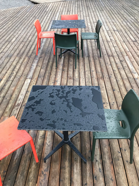 桌椅在一个有雨的露台上。图片下载