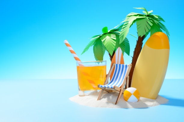 阳光明媚的沙滩上有棕榈树，阳光躺椅，冲浪板，橙汁，球和防晒霜图片下载