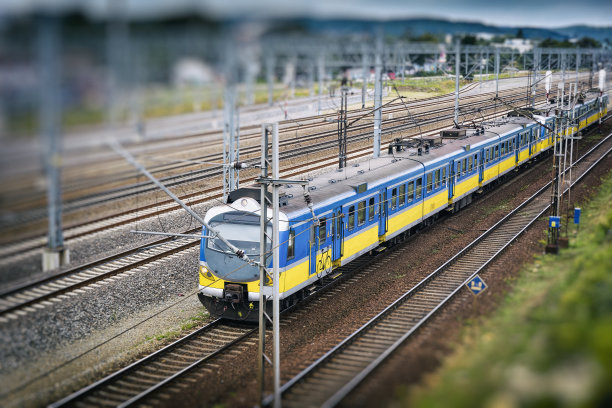 波兰格但斯克现代郊区列车的倾斜移位技术图片下载