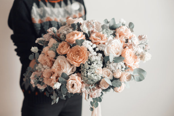 女人手中的精美奢华混合花束。花店花艺师的作品。小型家庭企业素材图片