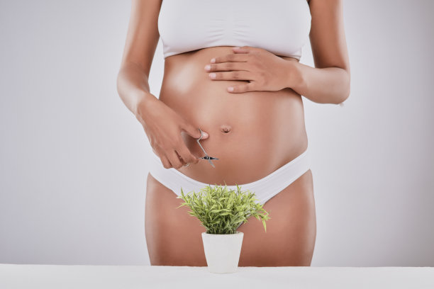 她喜欢修剪头发图片下载