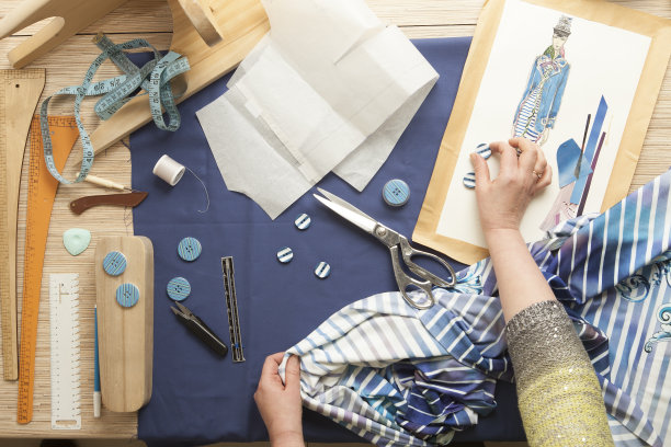 表熟练的裁缝工作图片下载