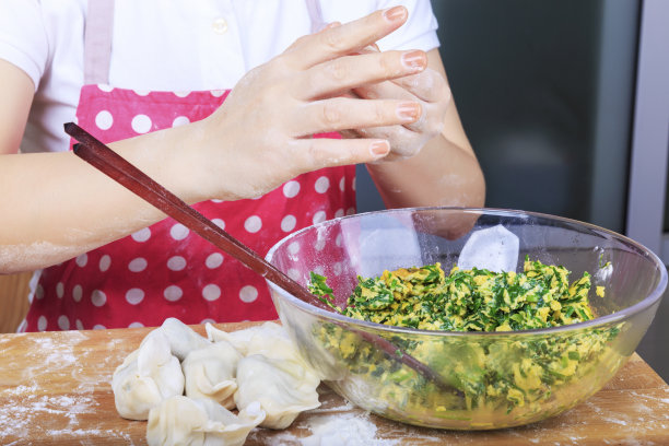 中国饺子做准备素材图片