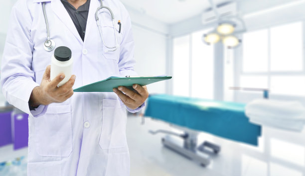 医生拿着药和处方表在手术室素材图片