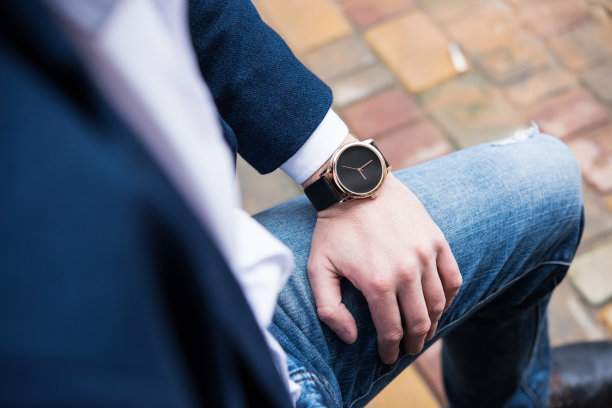 佩戴时尚无品牌手腕的优雅年轻商务男士的手图片下载
