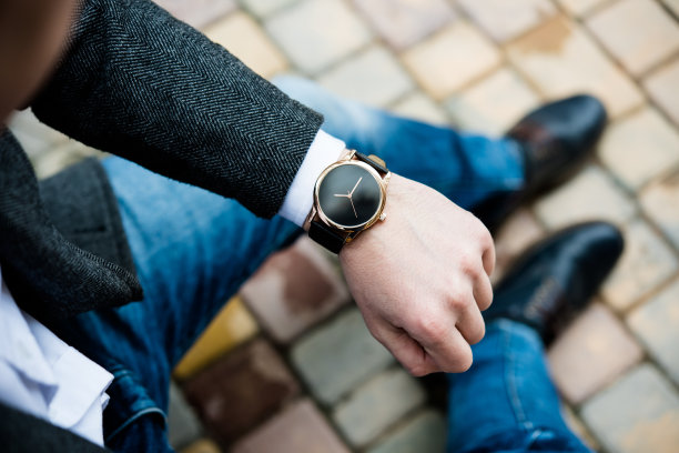 年轻人穿着灰色的夹克和牛仔裤，优雅的商人的手素材图片