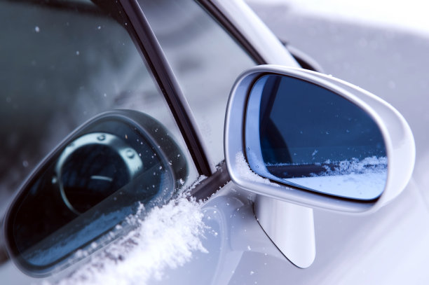 汽车侧镜反射在玻璃上图片下载