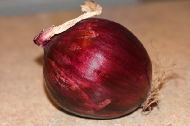 厨房桌子上的红洋葱图片下载