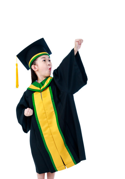 亚洲小孩穿着毕业礼服和帽子。孤立在白色背景。图片下载
