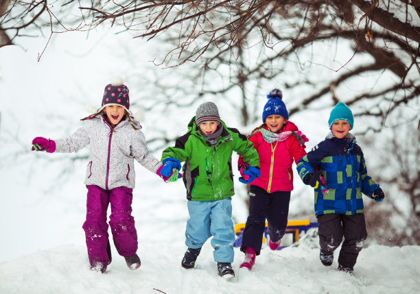 孩子的朋友拥抱图片下载