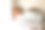 新床罩与床头板，装饰枕头，窗户，卧室在分期模型家，房子或公寓，阳光图片下载
