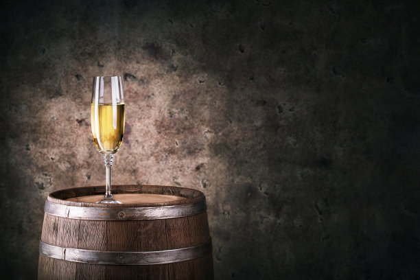 木桶上的白葡萄酒图片下载